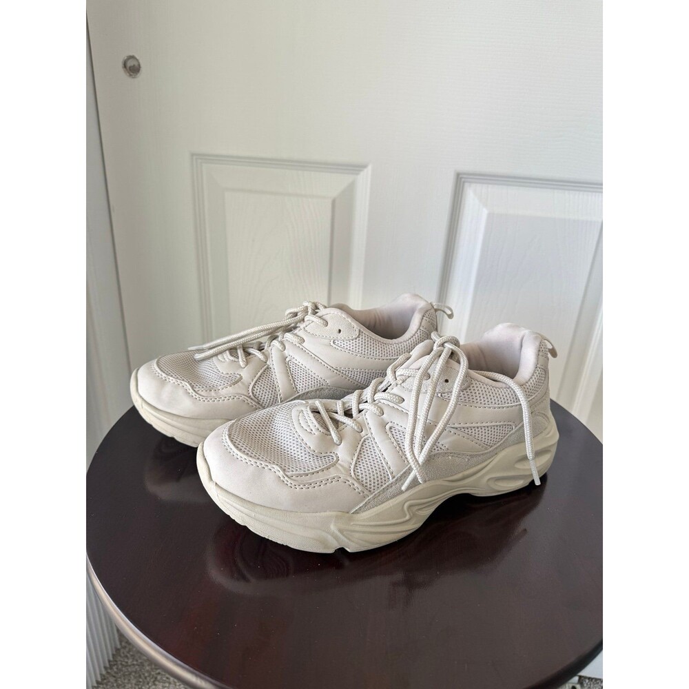 lightweight chunky sneaker